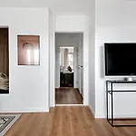 Charm 2 - Great 2-bdr With Shared Garden And Balcony *