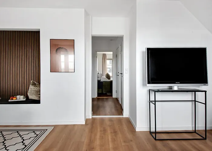 Charm 2 - Great 2-bdr With Shared Garden And Balcony *