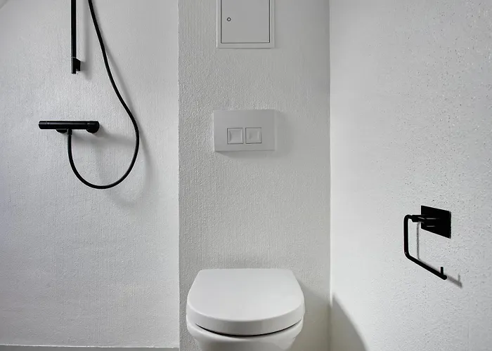 Charm 2 - Great 2-bdr With Shared Garden And Balcony