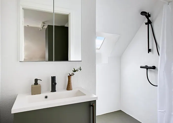 Charm 2 - Great 2-bdr With Shared Garden And Balcony Apartamento